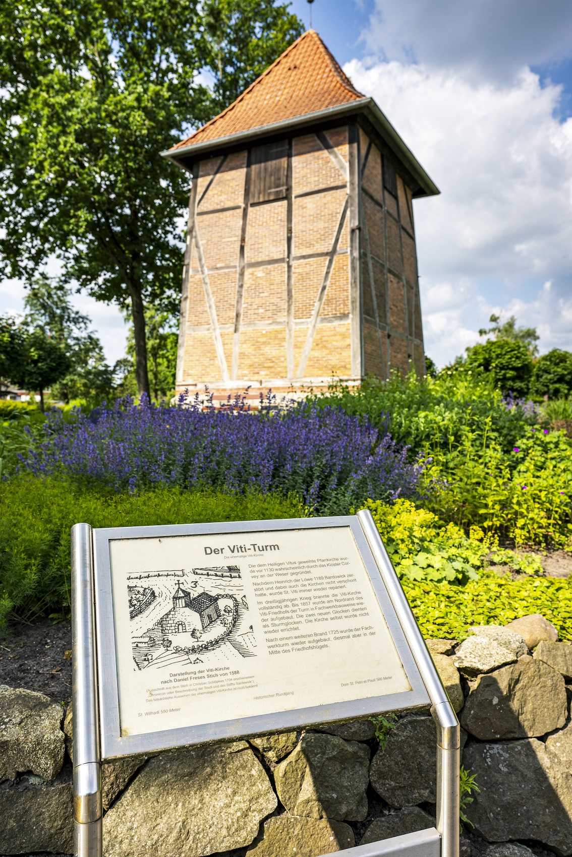 Der Vititurm in Bardowick mit Schautafel Schautafel Historischer Rundgang