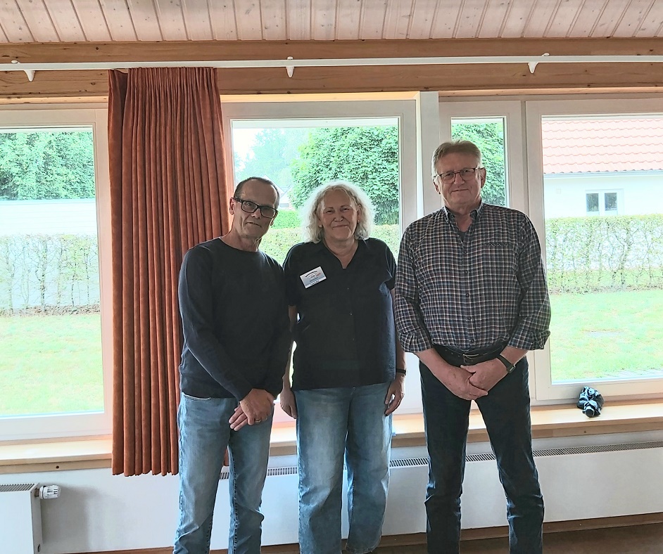 Jörn und Gudrun vom Seniorenbeirat mit Radbruchs Bürgermeister Rolf Semrok
