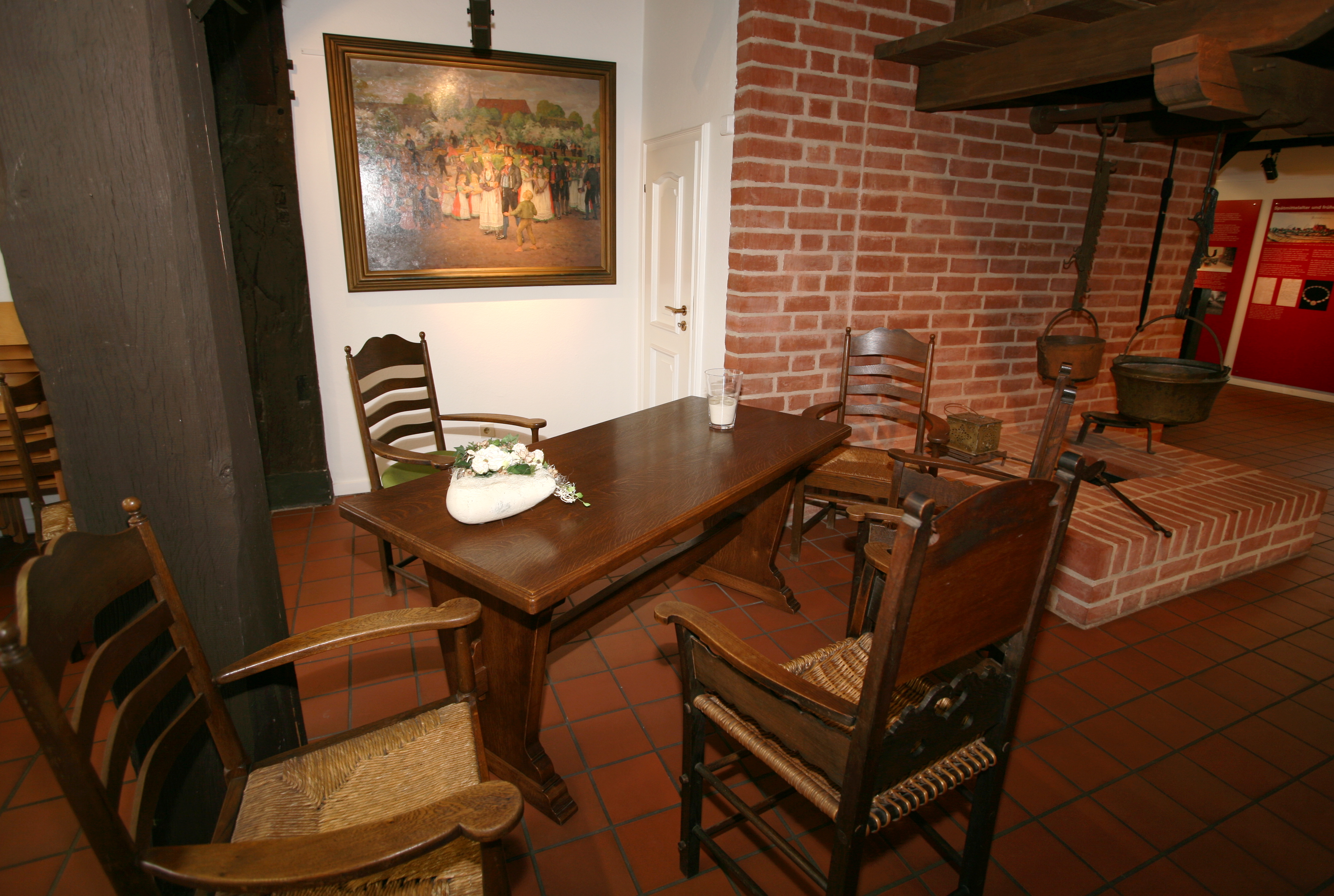 Tisch mit Stühlen