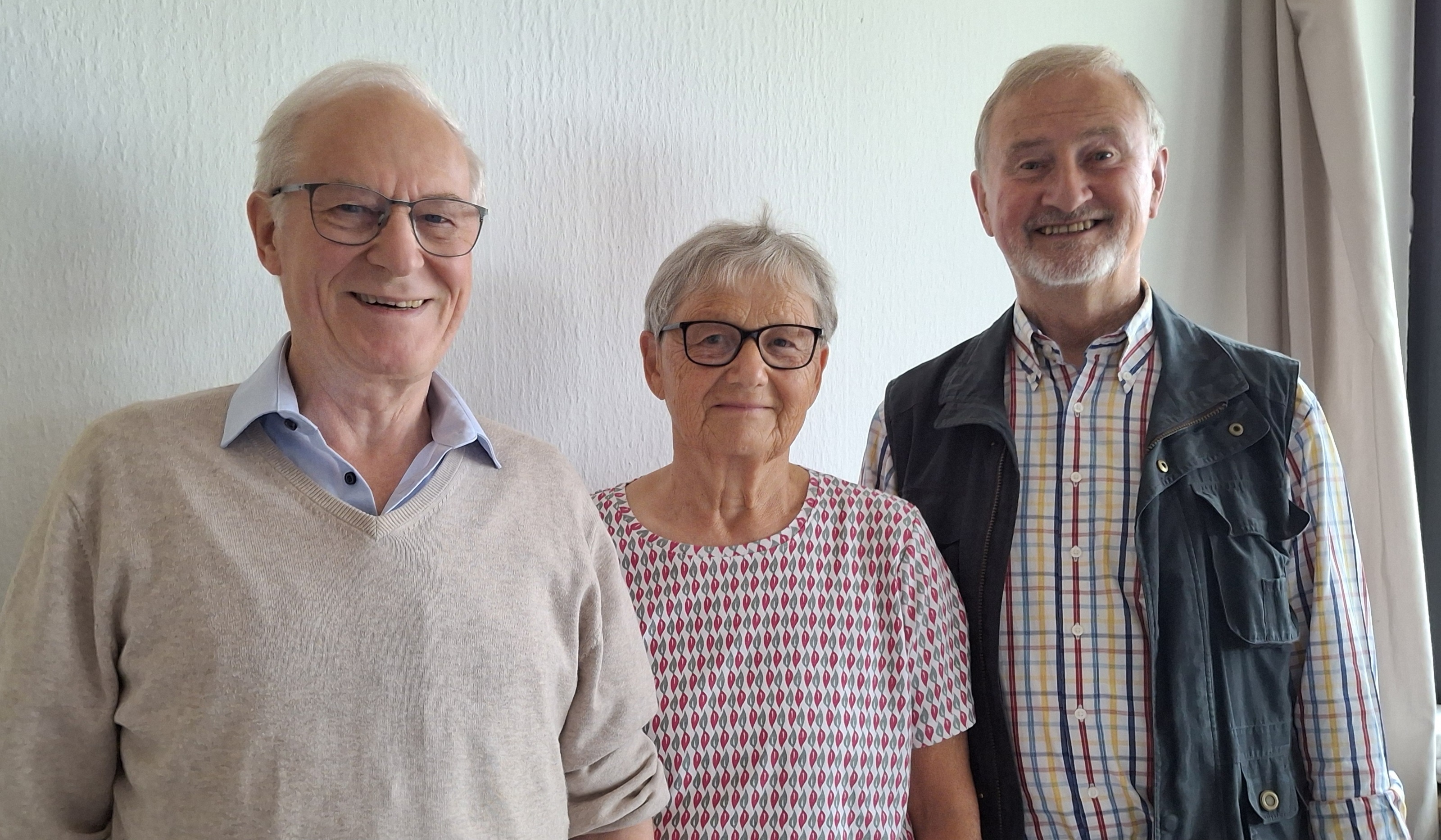 Horst Jürgens, Ursula Löffler u. Günther Wagener gestalten den Plattdeutschen Nachmittag im Bewiker Huus