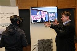 Teilnehmer testet VR-Tool zur Implanologie  der Fa. LocomotionVR. (Bild: Joachim Roemer ArL Lüneburg)