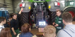 Auszubildender Anton Gehrke erläutert die Software zum Auslesen der Traktor-Elektronik.